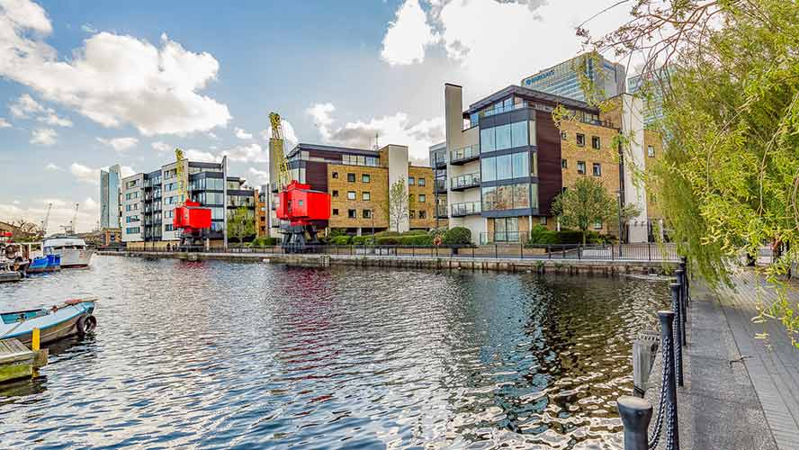 Selling houses in London should I choose the agent with cheapest fees?